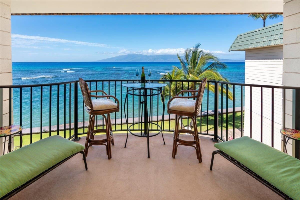 The oceanfront lanai at Kahana Reef #407 in Lahaina, Maui, looking out across the reef